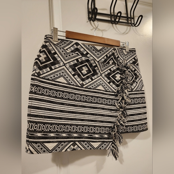 Black and White Geometric Patterned Skirt - Picture 1 of 2